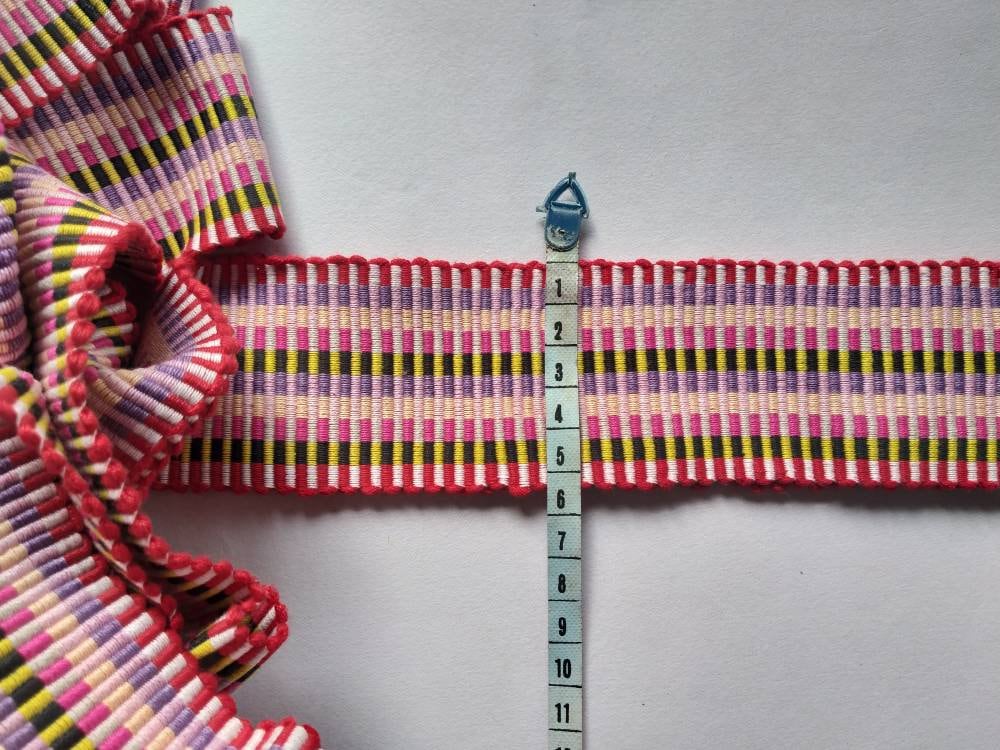 Trimmings, lace, trims