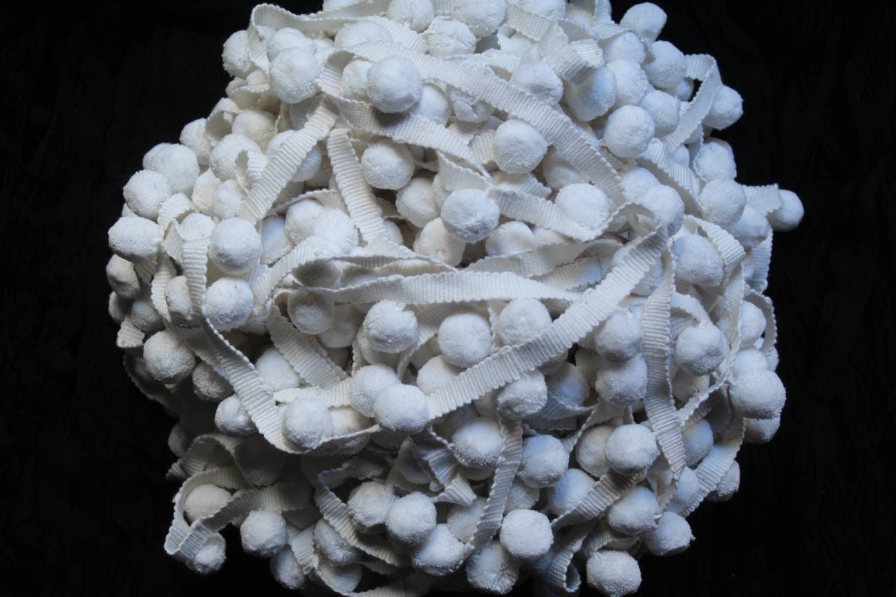 White pom pom, Fabric Sewing Accessories Pompom Trim Pom Pom Decoration Tassel Ball Fringe Ribbon Ribbon Ball Fringe, 2cm / 0.78 inches poms